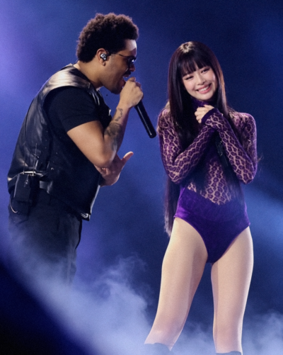 So you finally met oppa this weekend?..๐ Update on full-bangs cat Jennie, who made a surprise appearance at The Weeknd's recent concert in Korea๐ถ๏ธ