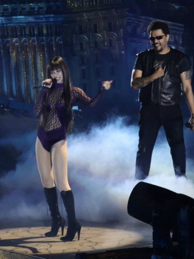 So you finally met oppa this weekend?..๐ Update on full-bangs cat Jennie, who made a surprise appearance at The Weeknd's recent concert in Korea๐ถ๏ธ