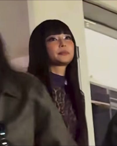 So you finally met oppa this weekend?..๐ Update on full-bangs cat Jennie, who made a surprise appearance at The Weeknd's recent concert in Korea๐ถ๏ธ