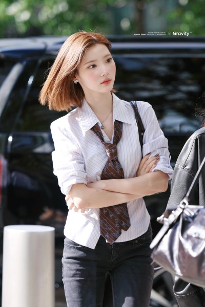 Seriously, totally yar~ ๐ค A collection of New York casual fashion from the super-beautiful sales team leader Ji-woo, who transformed into a New York career woman in a shirt and tie ๐