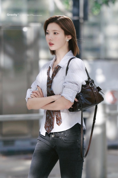 Seriously, totally yar~ ๐ค A collection of New York casual fashion from the super-beautiful sales team leader Ji-woo, who transformed into a New York career woman in a shirt and tie ๐