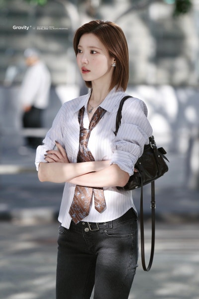 Seriously, totally yar~ ๐ค A collection of New York casual fashion from the super-beautiful sales team leader Ji-woo, who transformed into a New York career woman in a shirt and tie ๐