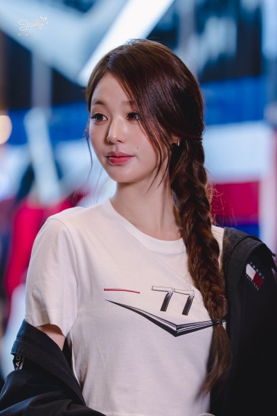 Seriously, she looks like she could win F1 with just her face..๐ Update on Princess Tommy Jang Won-young at the Tommy Hilfiger X Cadillac F1 Pop-up, who captivated Singapore with her superior visuals๐