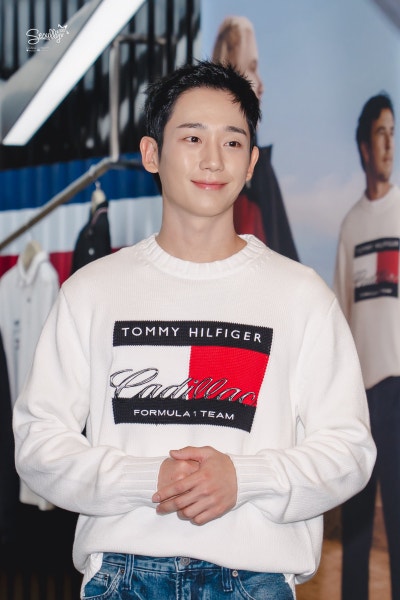 Seriously, she looks like she could win F1 with just her face..๐ Update on Princess Tommy Jang Won-young at the Tommy Hilfiger X Cadillac F1 Pop-up, who captivated Singapore with her superior visuals๐