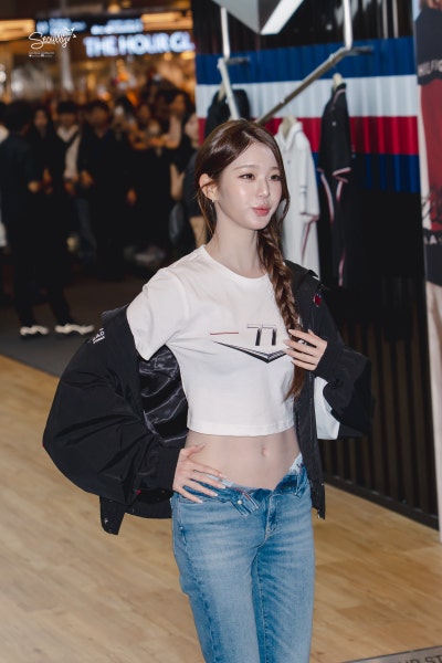 Seriously, she looks like she could win F1 with just her face..๐ Update on Princess Tommy Jang Won-young at the Tommy Hilfiger X Cadillac F1 Pop-up, who captivated Singapore with her superior visuals๐
