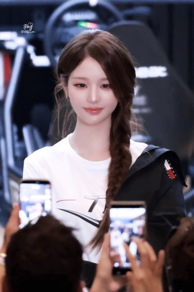 Seriously, she looks like she could win F1 with just her face..๐ Update on Princess Tommy Jang Won-young at the Tommy Hilfiger X Cadillac F1 Pop-up, who captivated Singapore with her superior visuals๐