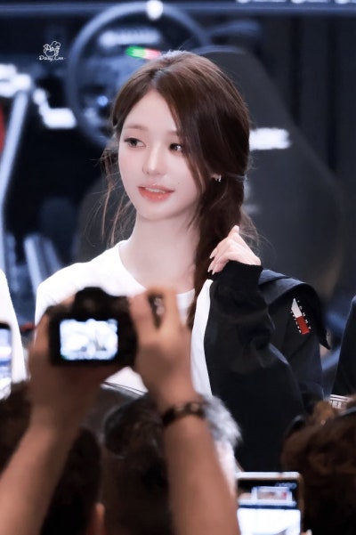 Seriously, she looks like she could win F1 with just her face..๐ Update on Princess Tommy Jang Won-young at the Tommy Hilfiger X Cadillac F1 Pop-up, who captivated Singapore with her superior visuals๐