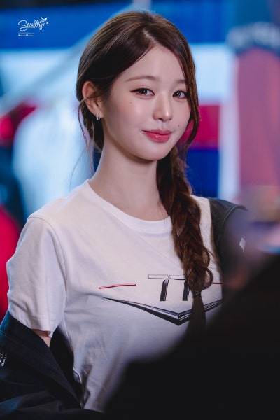 Seriously, she looks like she could win F1 with just her face..๐ Update on Princess Tommy Jang Won-young at the Tommy Hilfiger X Cadillac F1 Pop-up, who captivated Singapore with her superior visuals๐