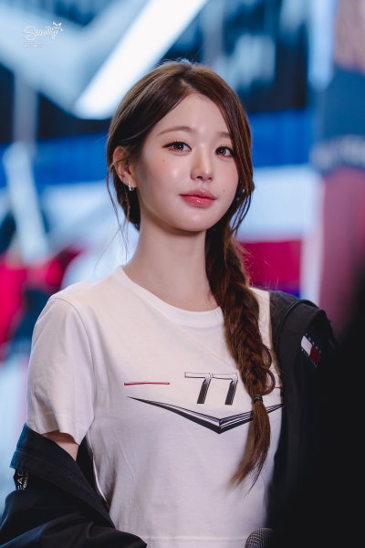 Seriously, she looks like she could win F1 with just her face..๐ Update on Princess Tommy Jang Won-young at the Tommy Hilfiger X Cadillac F1 Pop-up, who captivated Singapore with her superior visuals๐