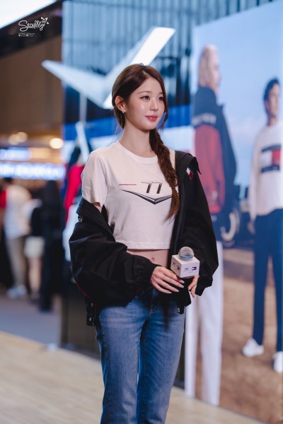 Seriously, she looks like she could win F1 with just her face..๐ Update on Princess Tommy Jang Won-young at the Tommy Hilfiger X Cadillac F1 Pop-up, who captivated Singapore with her superior visuals๐