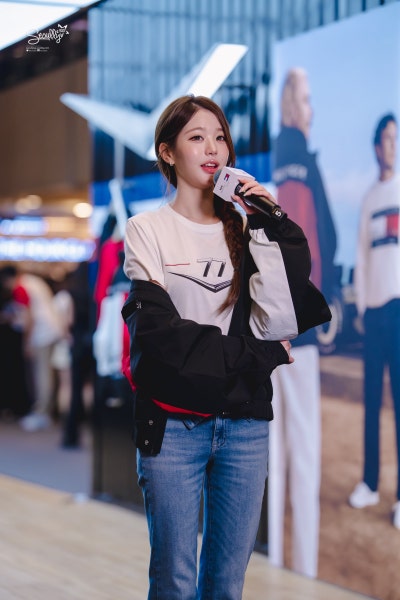 Seriously, she looks like she could win F1 with just her face..๐ Update on Princess Tommy Jang Won-young at the Tommy Hilfiger X Cadillac F1 Pop-up, who captivated Singapore with her superior visuals๐