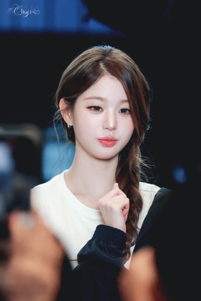 Seriously, she looks like she could win F1 with just her face..๐ Update on Princess Tommy Jang Won-young at the Tommy Hilfiger X Cadillac F1 Pop-up, who captivated Singapore with her superior visuals๐