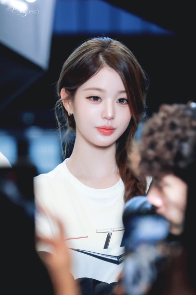 Seriously, she looks like she could win F1 with just her face..๐ Update on Princess Tommy Jang Won-young at the Tommy Hilfiger X Cadillac F1 Pop-up, who captivated Singapore with her superior visuals๐