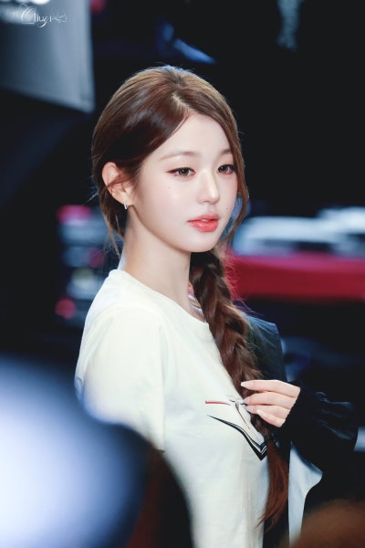 Seriously, she looks like she could win F1 with just her face..๐ Update on Princess Tommy Jang Won-young at the Tommy Hilfiger X Cadillac F1 Pop-up, who captivated Singapore with her superior visuals๐