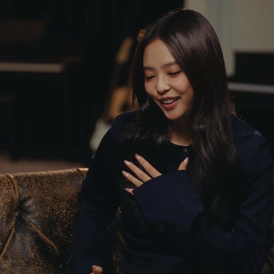 Seriously, she's insanely sexy as a mature woman..๐ The visuals from divorce lawyer Jennie's Rolling Stone interview, showing off her leg lines and foot tattoo๐ค
