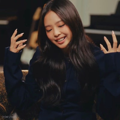 Seriously, she's insanely sexy as a mature woman..๐ The visuals from divorce lawyer Jennie's Rolling Stone interview, showing off her leg lines and foot tattoo๐ค