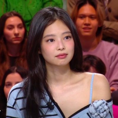 Seriously, she's insanely sexy as a mature woman..๐ The visuals from divorce lawyer Jennie's Rolling Stone interview, showing off her leg lines and foot tattoo๐ค