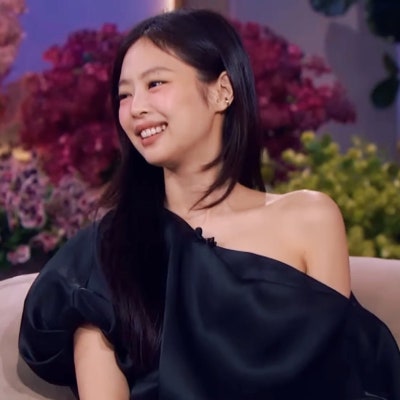 Seriously, she's insanely sexy as a mature woman..๐ The visuals from divorce lawyer Jennie's Rolling Stone interview, showing off her leg lines and foot tattoo๐ค