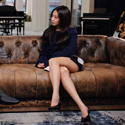 Seriously, she's insanely sexy as a mature woman..๐ The visuals from divorce lawyer Jennie's Rolling Stone interview, showing off her leg lines and foot tattoo๐ค