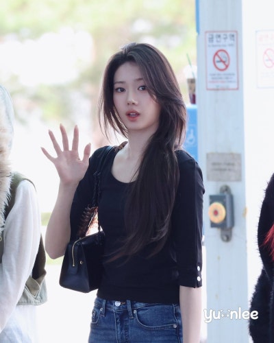Recently shed her girlish image and become a grown woman..🕶️ The stunning goddess Laura, just two months away from turning twenty, shows off her supermodel-like figure in skinny jeans at the airport🩵