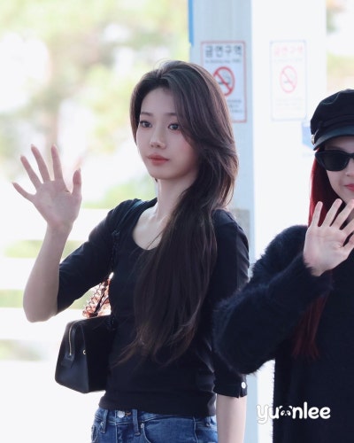 Recently shed her girlish image and become a grown woman..🕶️ The stunning goddess Laura, just two months away from turning twenty, shows off her supermodel-like figure in skinny jeans at the airport🩵