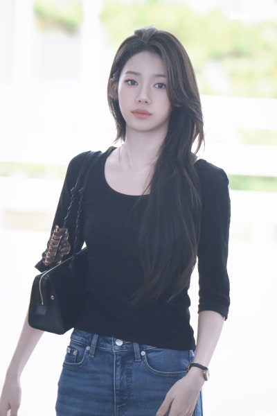 Recently shed her girlish image and become a grown woman..🕶️ The stunning goddess Laura, just two months away from turning twenty, shows off her supermodel-like figure in skinny jeans at the airport🩵