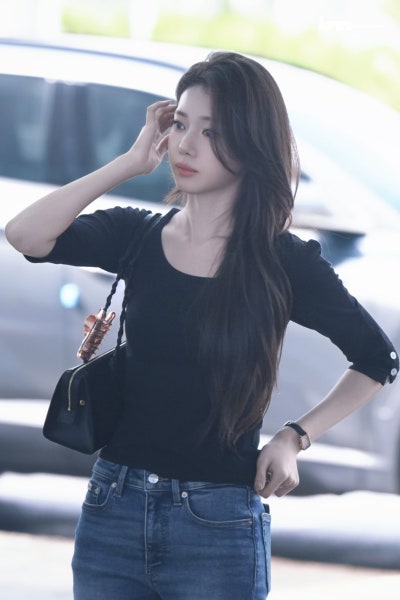 Recently shed her girlish image and become a grown woman..🕶️ The stunning goddess Laura, just two months away from turning twenty, shows off her supermodel-like figure in skinny jeans at the airport🩵