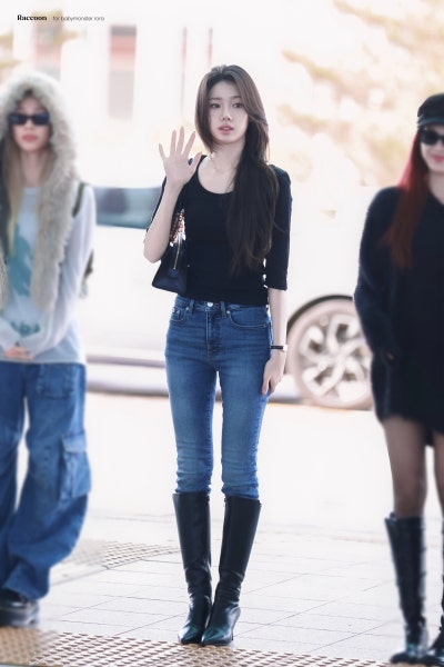 Recently shed her girlish image and become a grown woman..🕶️ The stunning goddess Laura, just two months away from turning twenty, shows off her supermodel-like figure in skinny jeans at the airport🩵