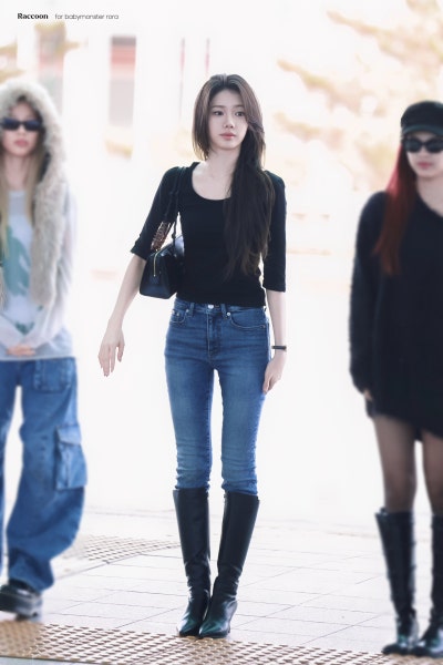Recently shed her girlish image and become a grown woman..🕶️ The stunning goddess Laura, just two months away from turning twenty, shows off her supermodel-like figure in skinny jeans at the airport🩵