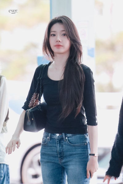 Recently shed her girlish image and become a grown woman..🕶️ The stunning goddess Laura, just two months away from turning twenty, shows off her supermodel-like figure in skinny jeans at the airport🩵