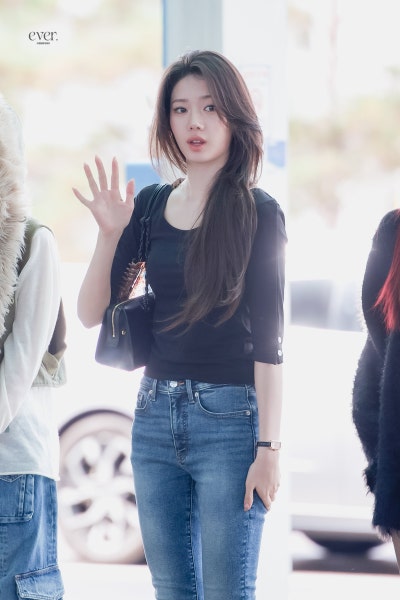 Recently shed her girlish image and become a grown woman..🕶️ The stunning goddess Laura, just two months away from turning twenty, shows off her supermodel-like figure in skinny jeans at the airport🩵