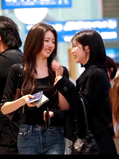 Recently shed her girlish image and become a grown woman..🕶️ The stunning goddess Laura, just two months away from turning twenty, shows off her supermodel-like figure in skinny jeans at the airport🩵