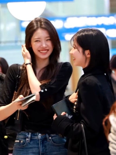 Recently shed her girlish image and become a grown woman..🕶️ The stunning goddess Laura, just two months away from turning twenty, shows off her supermodel-like figure in skinny jeans at the airport🩵