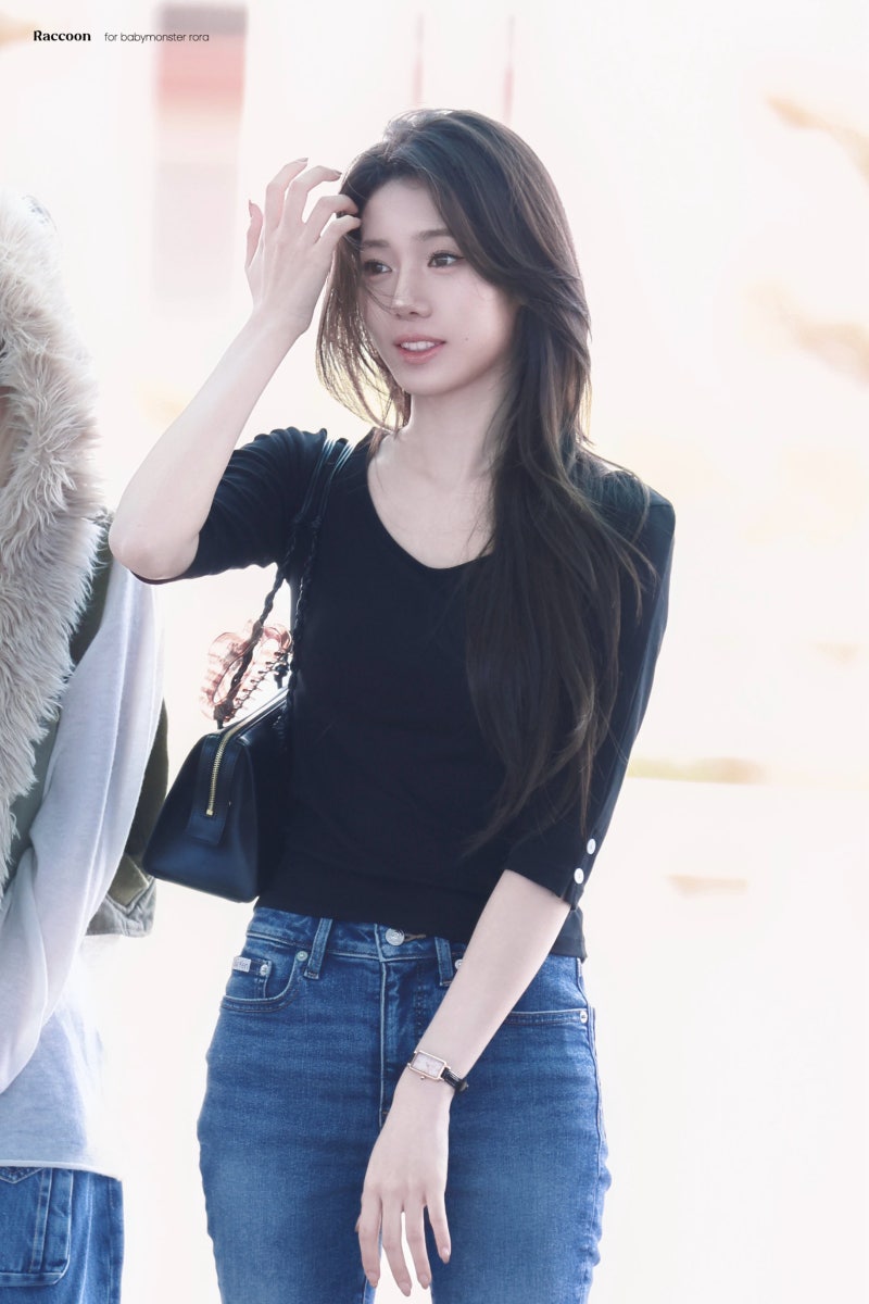Recently shed her girlish image and become a grown woman..🕶️ The stunning goddess Laura, just two months away from turning twenty, shows off her supermodel-like figure in skinny jeans at the airport🩵