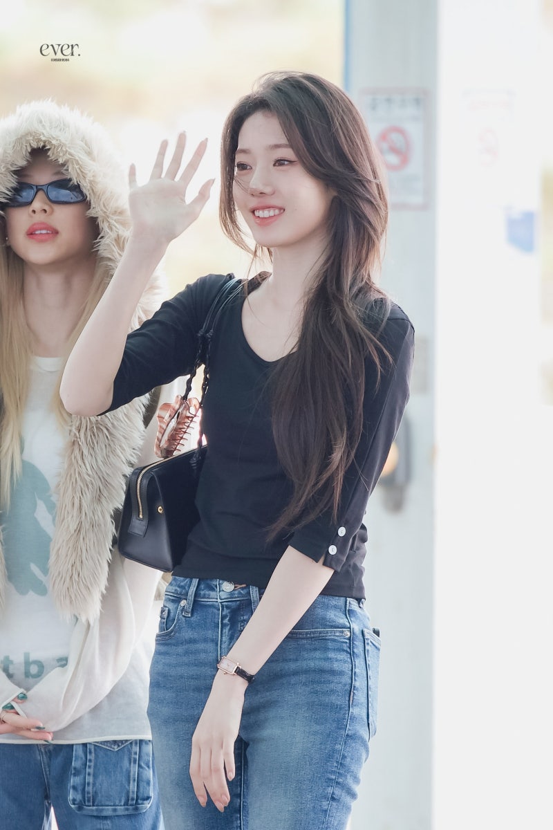 Recently shed her girlish image and become a grown woman..🕶️ The stunning goddess Laura, just two months away from turning twenty, shows off her supermodel-like figure in skinny jeans at the airport🩵