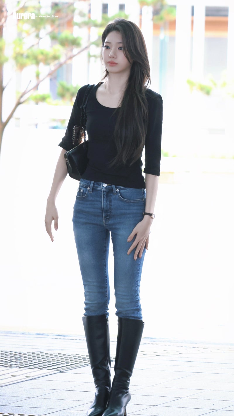 Recently shed her girlish image and become a grown woman..🕶️ The stunning goddess Laura, just two months away from turning twenty, shows off her supermodel-like figure in skinny jeans at the airport🩵