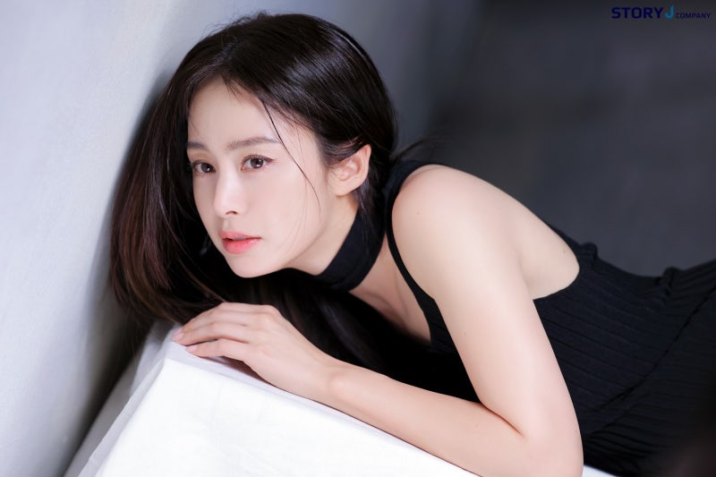 Seriously, she is the Kim Tae-hee of the idol world..🤍 An update on the visuals of the angelic Jisoo at the Hong Kong Allo Pop-up, whose beauty and personality have remained consistent for 10 years🪽