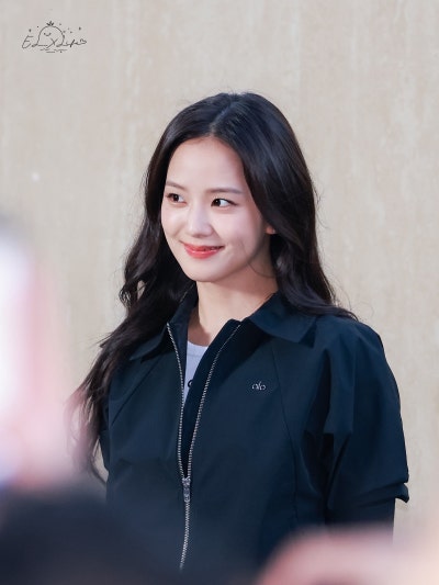 Seriously, she is the Kim Tae-hee of the idol world..🤍 An update on the visuals of the angelic Jisoo at the Hong Kong Allo Pop-up, whose beauty and personality have remained consistent for 10 years🪽