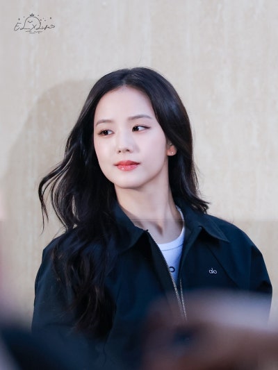 Seriously, she is the Kim Tae-hee of the idol world..🤍 An update on the visuals of the angelic Jisoo at the Hong Kong Allo Pop-up, whose beauty and personality have remained consistent for 10 years🪽
