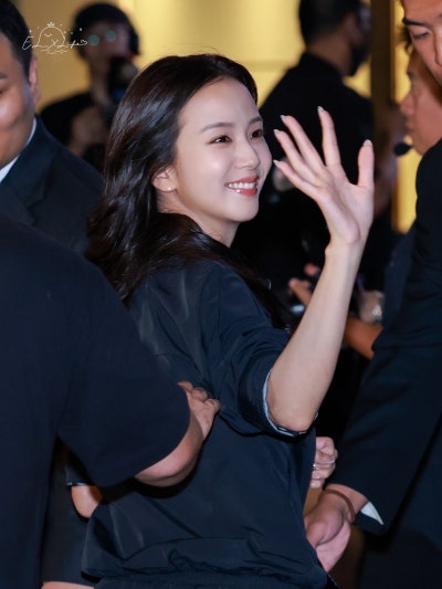 Seriously, she is the Kim Tae-hee of the idol world..🤍 An update on the visuals of the angelic Jisoo at the Hong Kong Allo Pop-up, whose beauty and personality have remained consistent for 10 years🪽