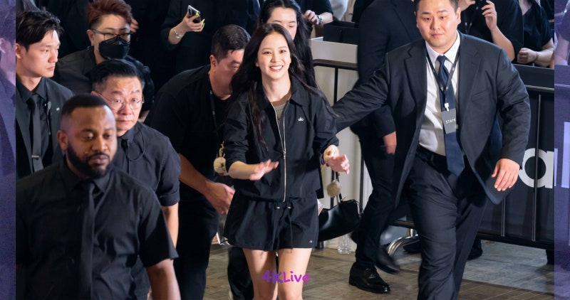 Seriously, she is the Kim Tae-hee of the idol world..🤍 An update on the visuals of the angelic Jisoo at the Hong Kong Allo Pop-up, whose beauty and personality have remained consistent for 10 years🪽