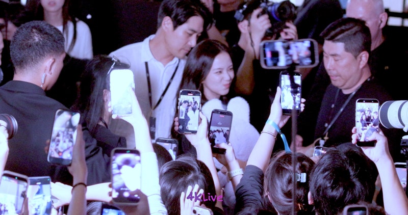 Seriously, she is the Kim Tae-hee of the idol world..🤍 An update on the visuals of the angelic Jisoo at the Hong Kong Allo Pop-up, whose beauty and personality have remained consistent for 10 years🪽