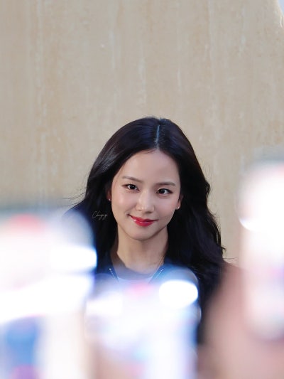 Seriously, she is the Kim Tae-hee of the idol world..🤍 An update on the visuals of the angelic Jisoo at the Hong Kong Allo Pop-up, whose beauty and personality have remained consistent for 10 years🪽
