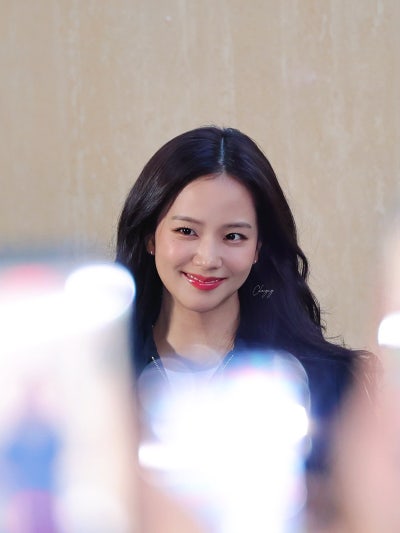 Seriously, she is the Kim Tae-hee of the idol world..🤍 An update on the visuals of the angelic Jisoo at the Hong Kong Allo Pop-up, whose beauty and personality have remained consistent for 10 years🪽