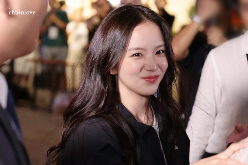 Seriously, she is the Kim Tae-hee of the idol world..🤍 An update on the visuals of the angelic Jisoo at the Hong Kong Allo Pop-up, whose beauty and personality have remained consistent for 10 years🪽