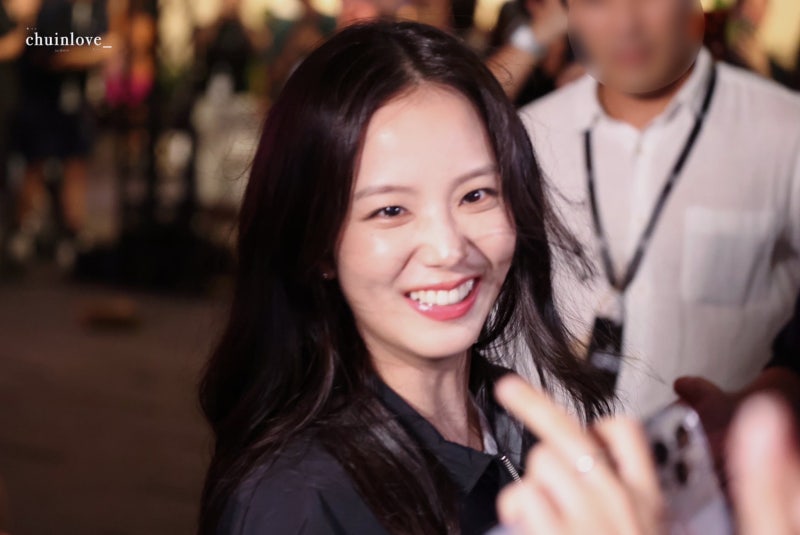 Seriously, she is the Kim Tae-hee of the idol world..🤍 An update on the visuals of the angelic Jisoo at the Hong Kong Allo Pop-up, whose beauty and personality have remained consistent for 10 years🪽