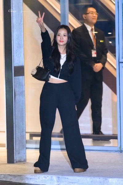 Seriously, she is the Kim Tae-hee of the idol world..🤍 An update on the visuals of the angelic Jisoo at the Hong Kong Allo Pop-up, whose beauty and personality have remained consistent for 10 years🪽