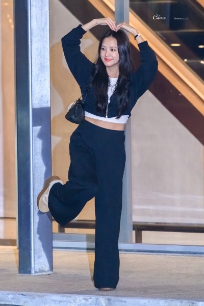 Seriously, she is the Kim Tae-hee of the idol world..🤍 An update on the visuals of the angelic Jisoo at the Hong Kong Allo Pop-up, whose beauty and personality have remained consistent for 10 years🪽
