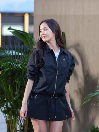 Seriously, she is the Kim Tae-hee of the idol world..🤍 An update on the visuals of the angelic Jisoo at the Hong Kong Allo Pop-up, whose beauty and personality have remained consistent for 10 years🪽