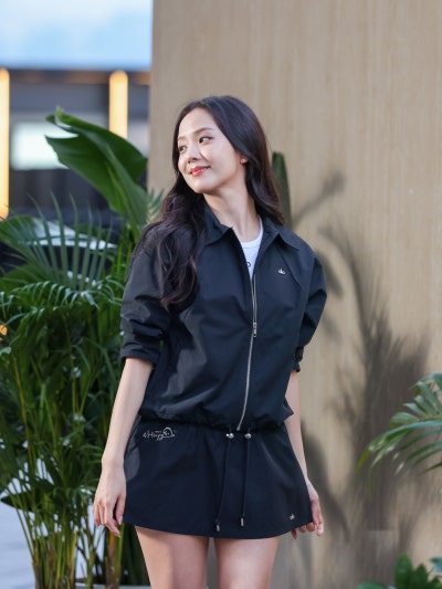 Seriously, she is the Kim Tae-hee of the idol world..🤍 An update on the visuals of the angelic Jisoo at the Hong Kong Allo Pop-up, whose beauty and personality have remained consistent for 10 years🪽